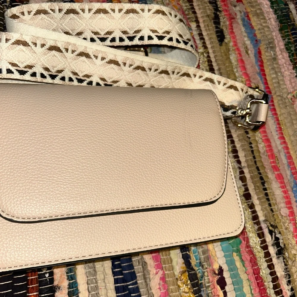 Jen & Co Elegant Cream Crossbody Bag with adjustable strap 🖤🤎 - Picture 2 of 3